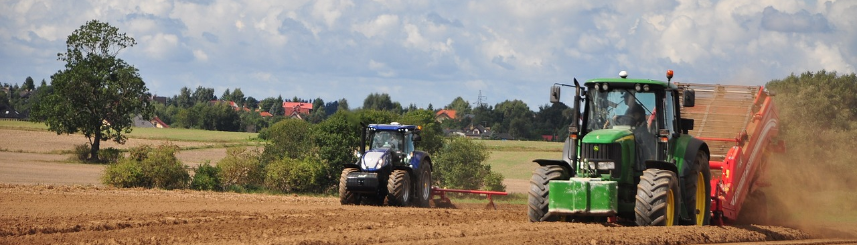 Dwa traktory na roli (Fot. Pixabay)
